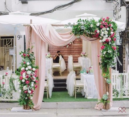 cổng cưới hoa kết hợp với dải lụa