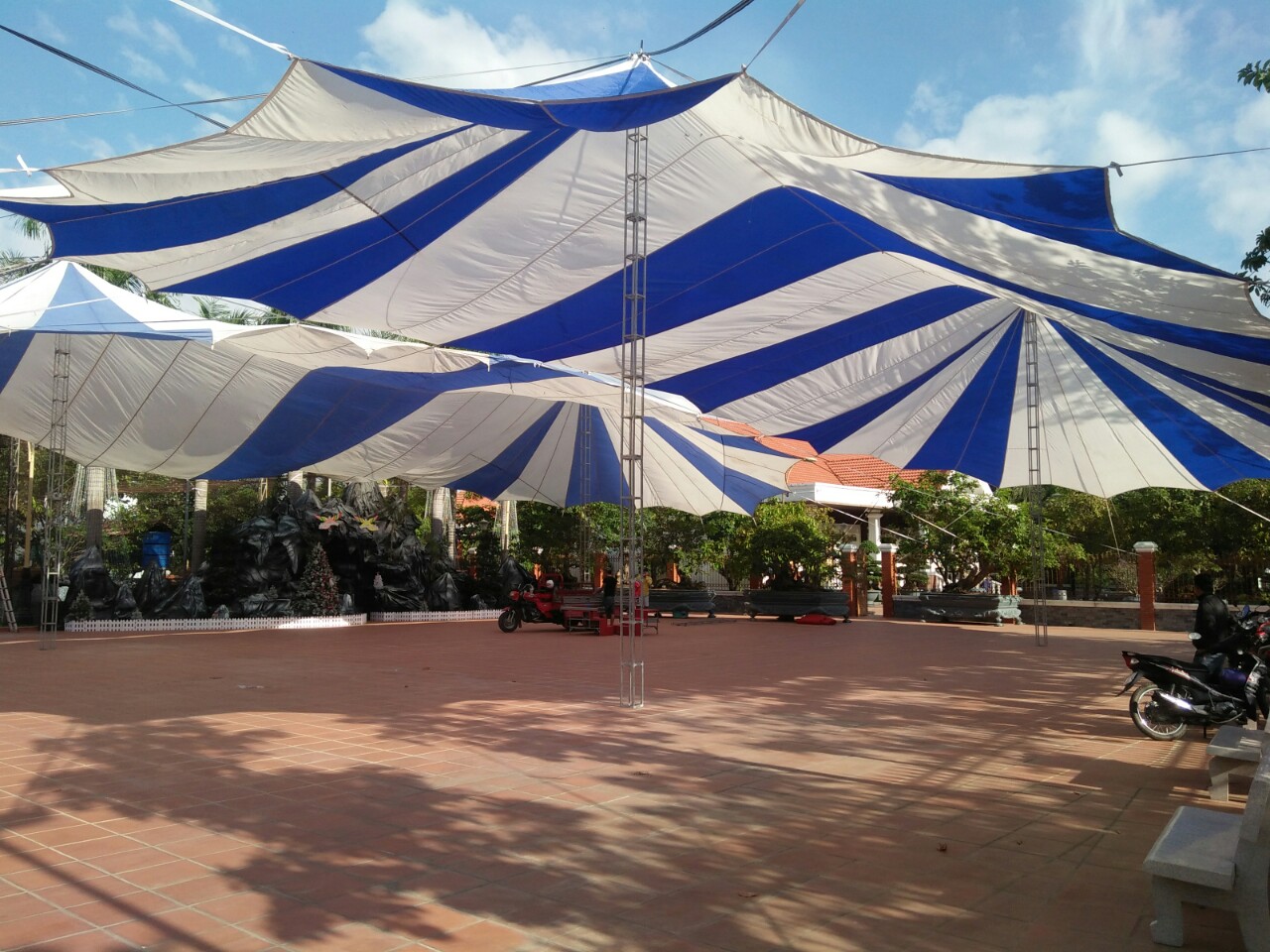 Việt Hà event cho thuê các loại ô dù với nhiều kích thước khác nhau