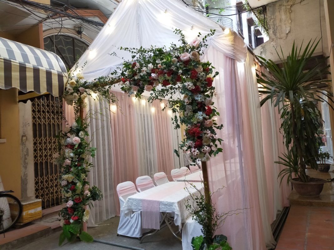 Nhà bạt đám cưới với cổng phông lụa nhẹ nhàng