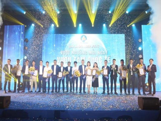 Tổ chức tiệc cuối năm